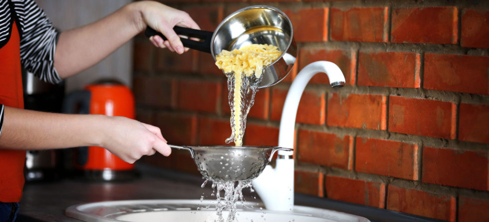 Can you pour boiling water into a composite sink?
