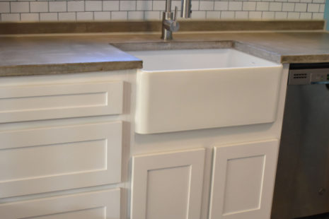 What are the disadvantages of a farmhouse sink?