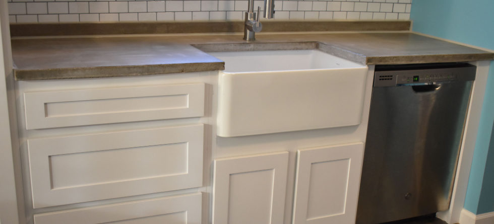What are the disadvantages of a farmhouse sink?